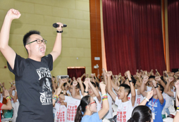 李陽瘋狂英語夏令營培養(yǎng)青少年的雙語水平