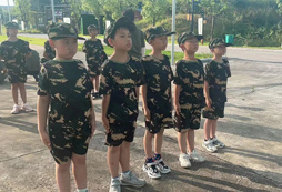 列隊(duì)站軍姿