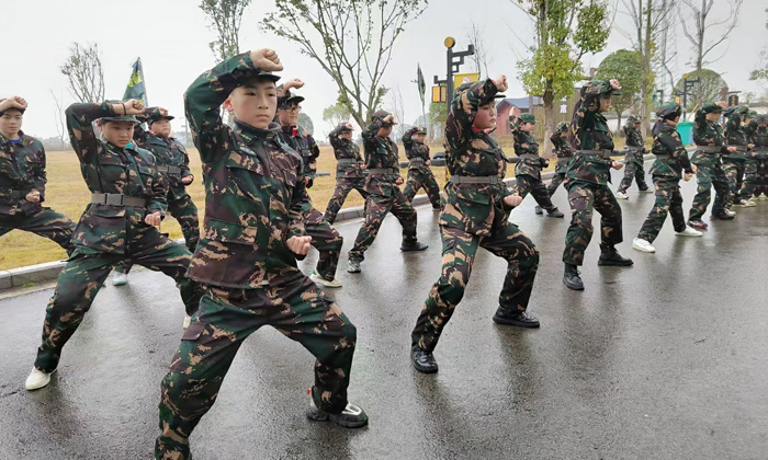 練習(xí)軍體拳