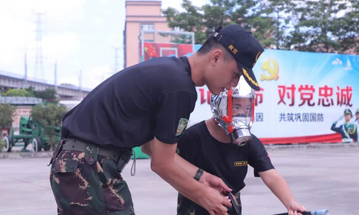 老師指導(dǎo)學(xué)員使用滅火器