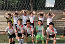 參加蠻拙體育足球夏令營提高青少年身體素質(zhì)！