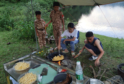 學(xué)員1相互合作做午飯