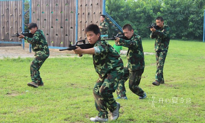 參加迷彩少年軍事夏令營培養(yǎng)孩子堅韌的意志