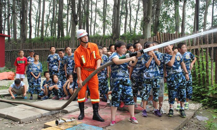 迷彩少年軍事夏令營豐富孩子的生活體驗