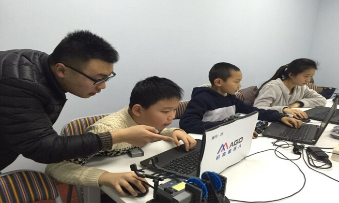 孩子們抵擋不住對機器人課程的喜愛