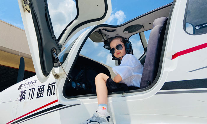 美女機(jī)長(zhǎng)