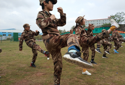 參加綿陽軍事夏令營接觸真正的軍人!