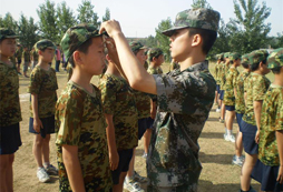 綿陽(yáng)青少年軍事夏令營(yíng)鍛造孩子吃苦精神