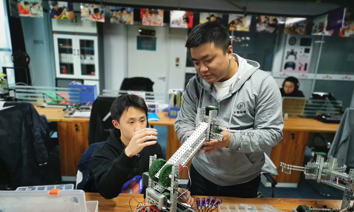 和老師一起制作機器人