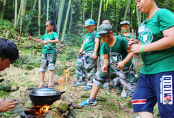 與隊(duì)友們一起迷失在荒野