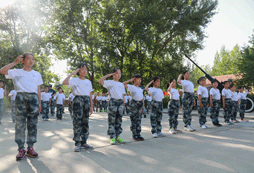 參加南昌青少年軍事夏令營(yíng)培養(yǎng)孩子吃苦耐勞