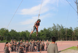 南京軍事夏令營(yíng)分享野外生存技巧睡袋使用