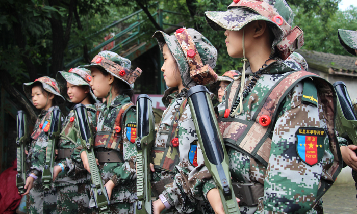 營員們準備參加真人CS.jpg