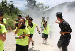 暑假兒童在南寧參加軍事夏令營學會服從、尊重！