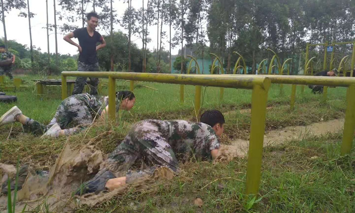 南寧軍事化夏令營(yíng)