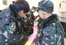 參加寧波軍訓(xùn)夏令營(yíng)讓孩子充滿自信！