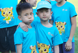 參加寧夏中學(xué)生夏令營(yíng)學(xué)習(xí)戶外求生本領(lǐng)