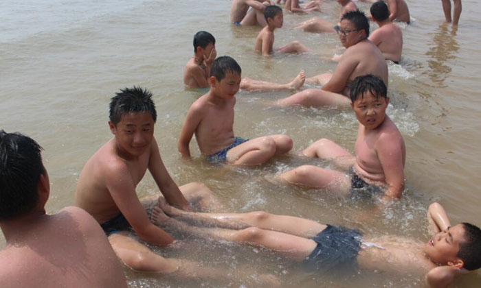 在海邊仰臥起坐