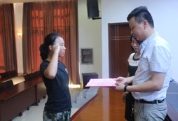 頒發(fā)榮譽(yù)證書