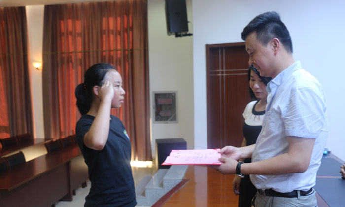 頒發(fā)榮譽(yù)證書(shū)