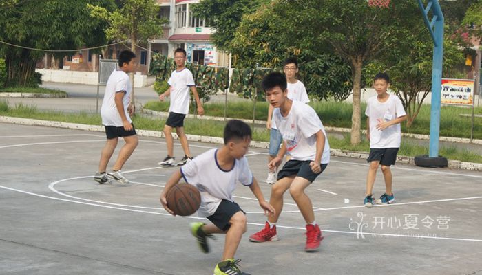 軍事夏令營加強(qiáng)營員們的身體素質(zhì)