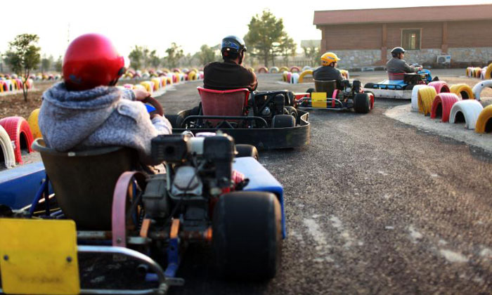 開(kāi)卡丁車(chē)