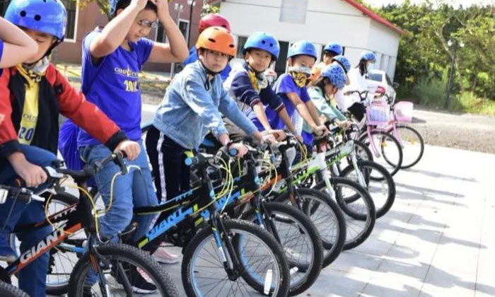 騎自行車