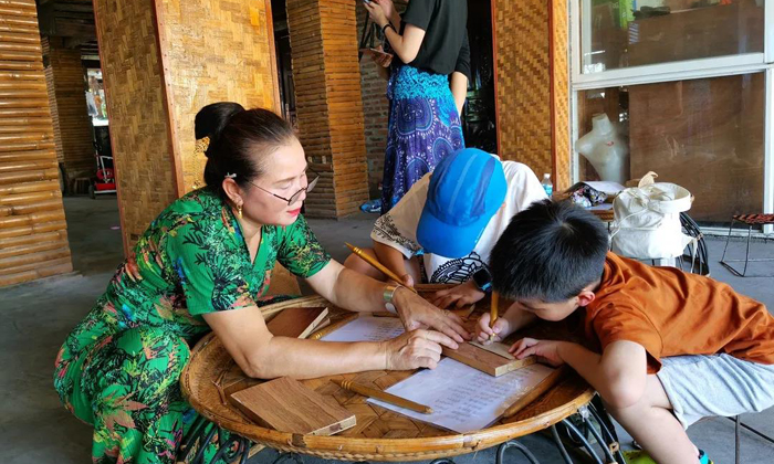 寫(xiě)作業(yè)中