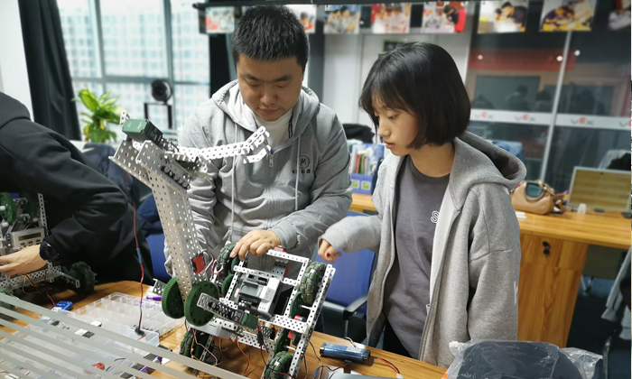 米粒機器人帶著孩子們探索科學