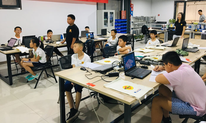 樂(lè)博士機(jī)器人夏令營(yíng)