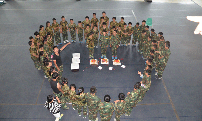 天山小戰(zhàn)士軍事夏令營(yíng)
