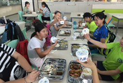 有了八喜夏令營(yíng)就不會(huì)熱了