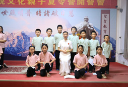 和老師一起拍照