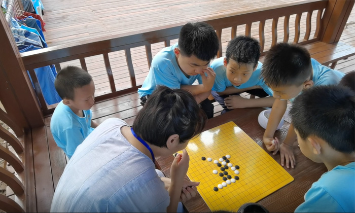 和老師一起下棋