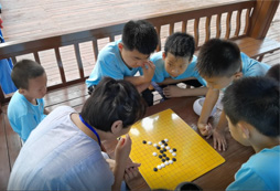 和老師一起下棋