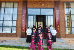 盛裝出席