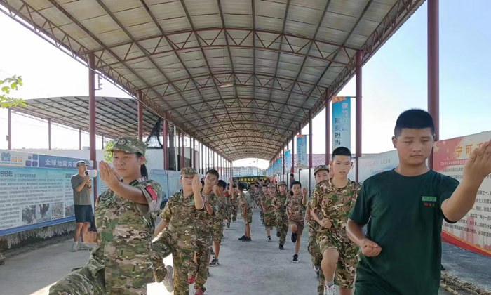 小戰(zhàn)神特訓軍事夏令營食宿條件