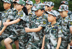 暑假青島城陽軍事夏令營的師資是多少？