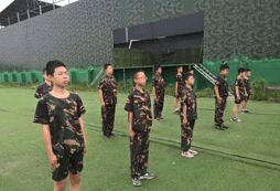 青島軍事夏令營(yíng)提高學(xué)生的素質(zhì)能力