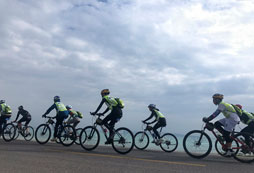 參加青海親子騎行夏令營(yíng)促進(jìn)情感交流