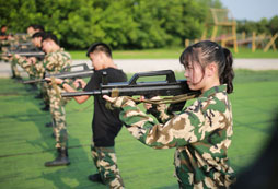 青少年參加軍事夏令營有什么活動？