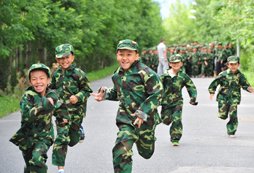 青少年軍事夏令營改善孩子拖拉的毛病！