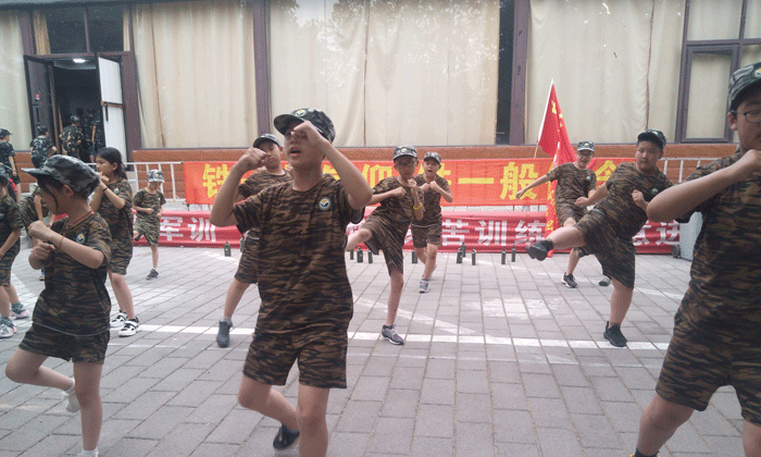 清遠(yuǎn)軍事夏令營(yíng)有哪些課程？.gif
