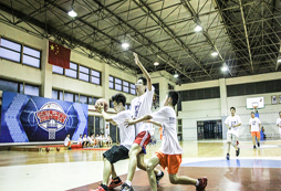 清遠(yuǎn)籃球夏令營(yíng)提升孩子團(tuán)隊(duì)協(xié)作能力