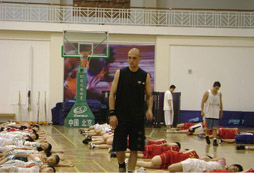 清遠(yuǎn)籃球夏令營(yíng)幫助孩子全面提升籃球技能