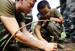 參加秦嶺軍事夏令營(yíng)提高孩子責(zé)任心