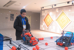 孩子在秦嶺機(jī)器人夏令營體驗(yàn)原汁原味的機(jī)器人課堂