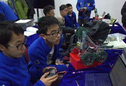 秦嶺機(jī)器人夏令營讓孩子學(xué)會獨(dú)立成長