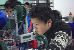 秦嶺機(jī)器人夏令營帶孩子學(xué)習(xí)先進(jìn)的科學(xué)知識