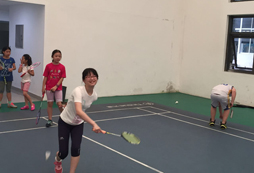 參加夏令營體驗戶外親子游活動